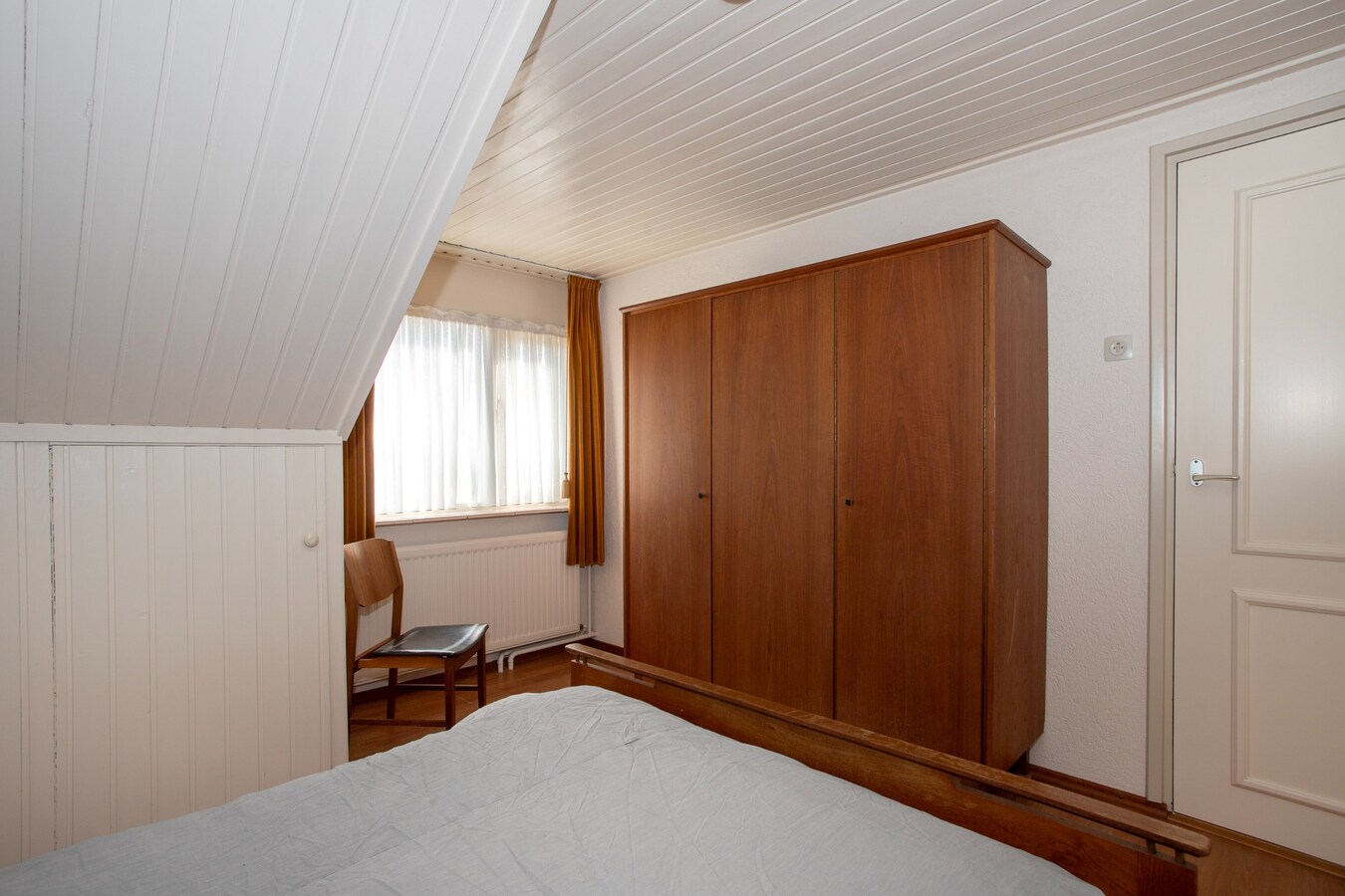 Royale halfvrijstaande woning met uitzicht over de landerijen, op korte afstand van het centrum. 