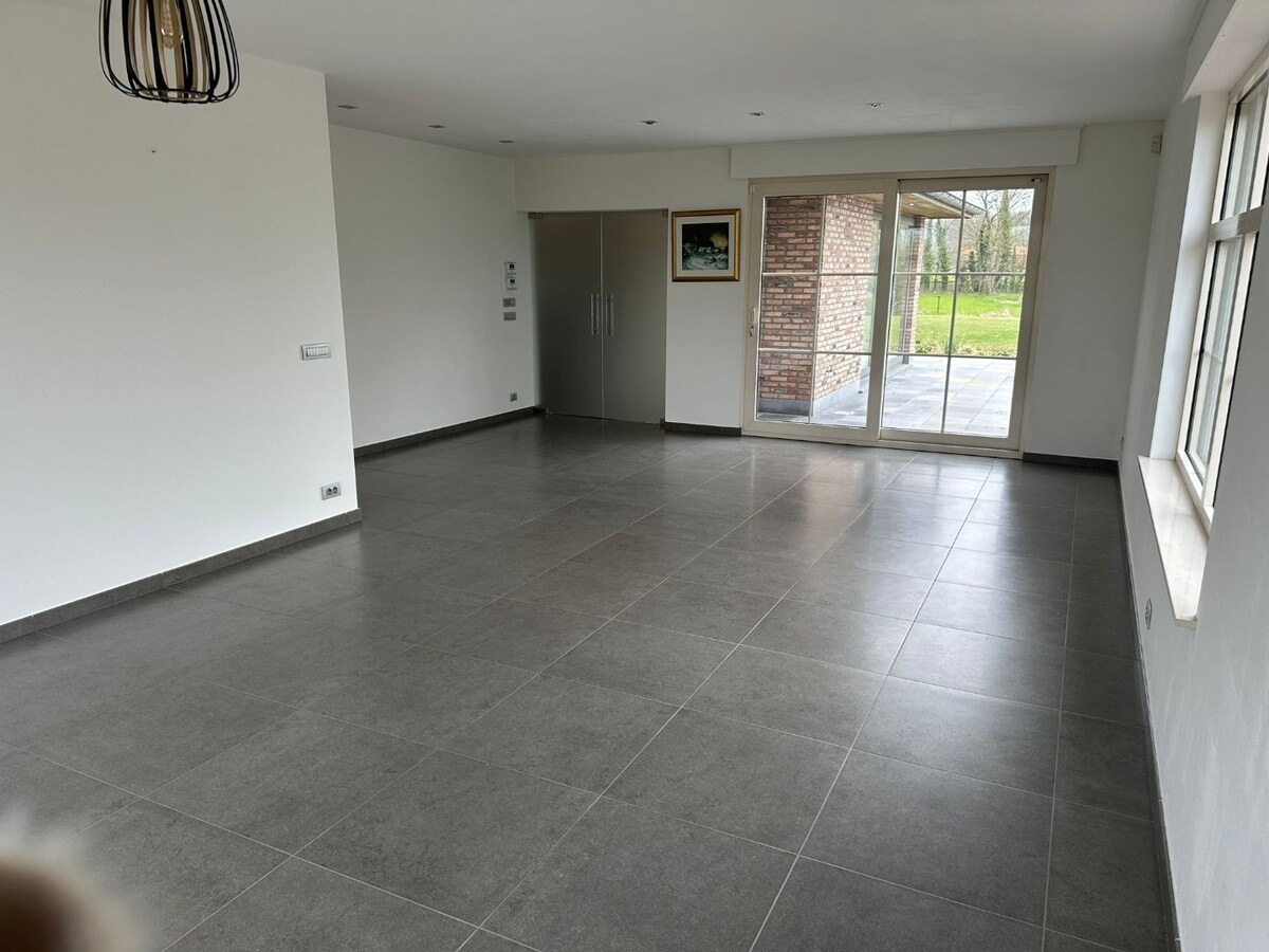 Alleenstaande woning met 3 slaapkamers, 3 garages en veel parkeermogelijkheid! 