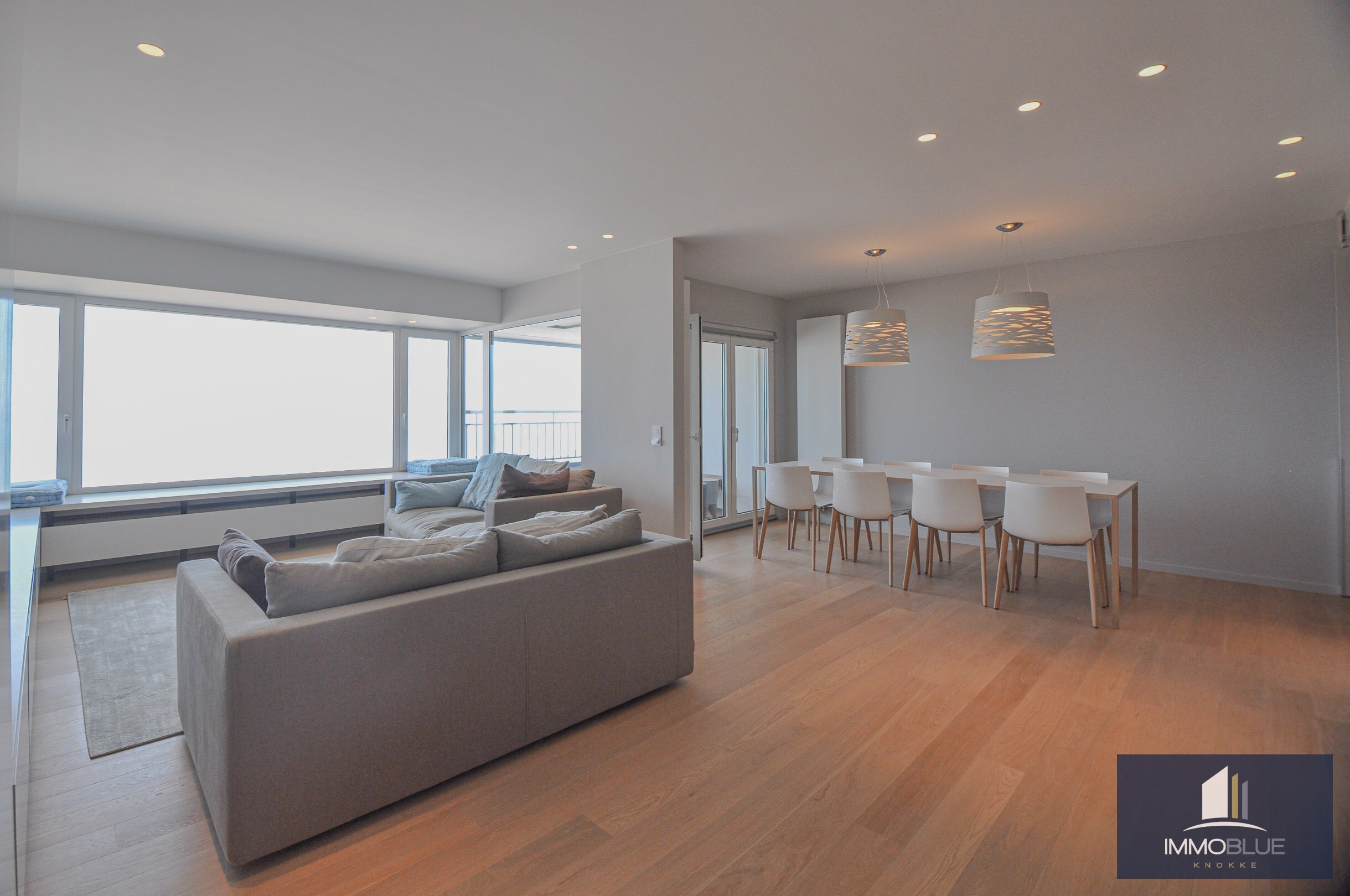 L’appartement bénéficie d’une double orientation, avec une vue frontale sur la mer à l’avant et une vue dégagée sur l’arrière-pays à l’arrière. 