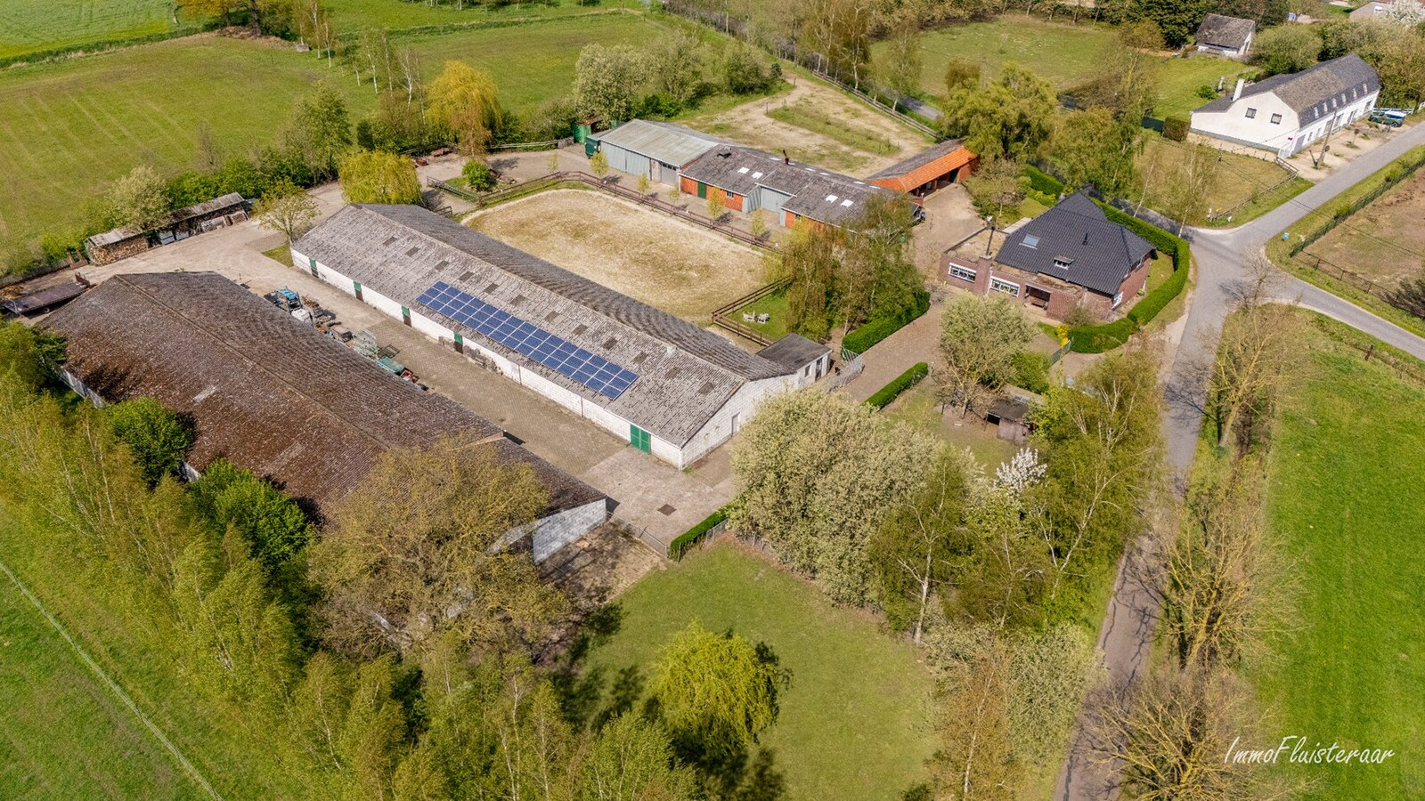Woning met stalgebouwen en buitenpiste op ca. 6ha te Bocholt 