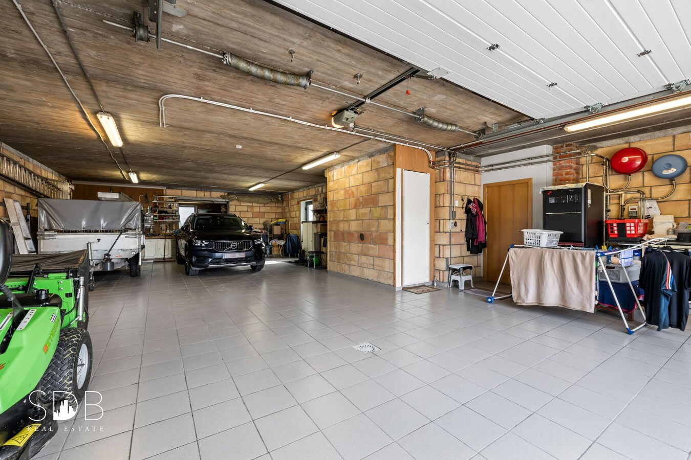 Hedendaagse gezinswoning met aanpalende graslanden en stallen op 5.030m² 