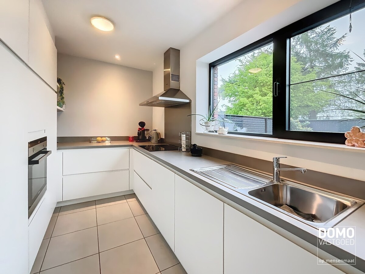 GELIJKVLOERS 1 SLAAPKAMER APPARTEMENT MET TUIN EN ONDERGRONDSE AUTOSTANDPLAATS GELEGEN TE SPALBEEK 