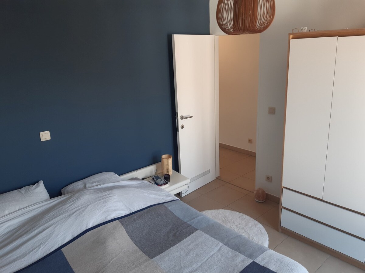 Lichtrijk dakappartement (geen vaste kosten). 