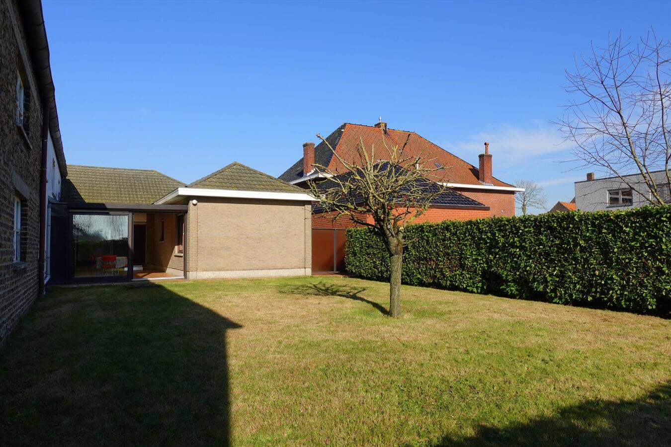 Ruime halfopen bungalow met zongerichte tuin 