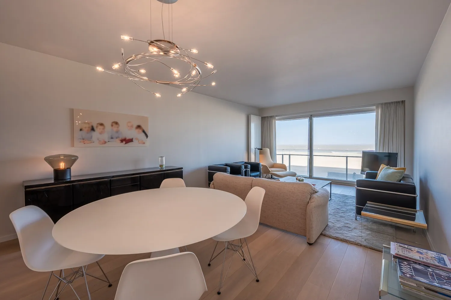 Instapklaar appartement met frontaal zeezicht gelegen in een standingvolle residentie in het Zoute te Knokke.