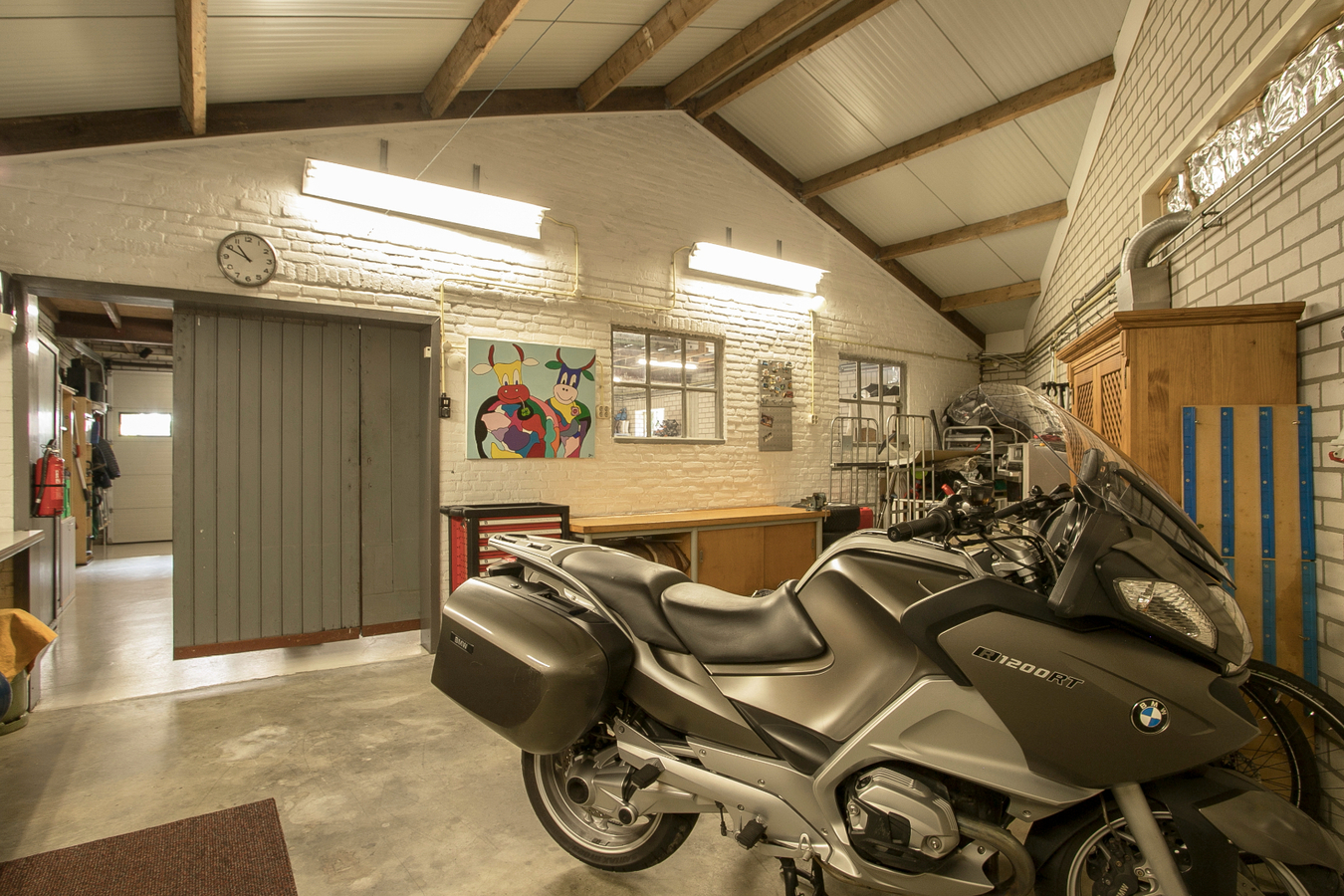 Deze moderne en royale vrijstaande woning staat op een rustige woonlocatie op een mooi hoekperceel. 