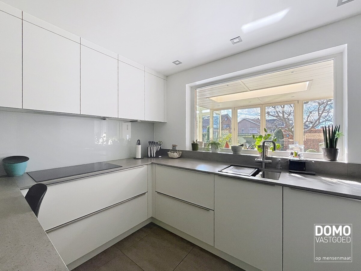 Ruime woning met 4 slaapkamers, groene tuin, terras en inpandige garage 