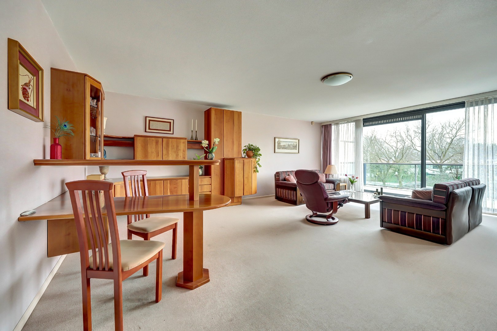 Licht en royaal 3-kamerappartement op de 2e etage met riant balkon en een garagebox in de onderbouw. 