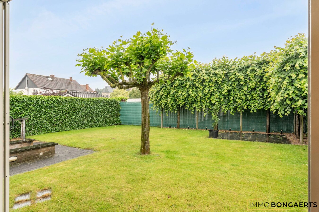 Ruime instapklare woning in het centrum van Neeroeteren met tuin, garage en 3 slaapkamers. 