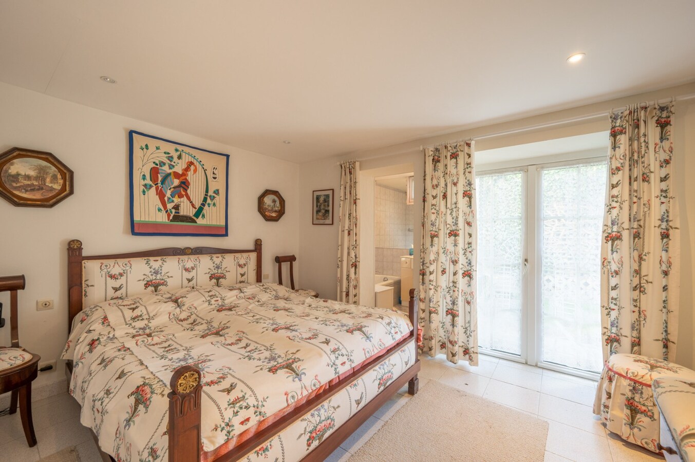 Villa in eclectische stijl met garage en staanplaatsen in het hart van Duinbergen 