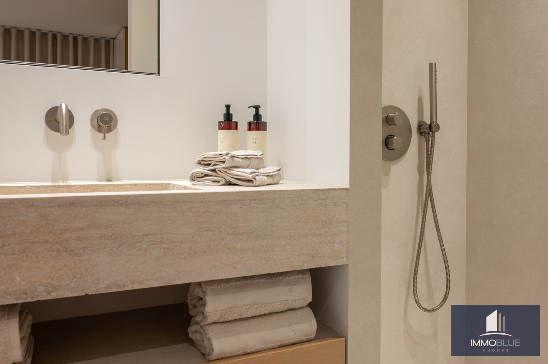 Stijlvol volledig gerenoveerd appartement in een vernieuwde residentie gelegen op een boogscheut van de zee en het commercieel centrum. 