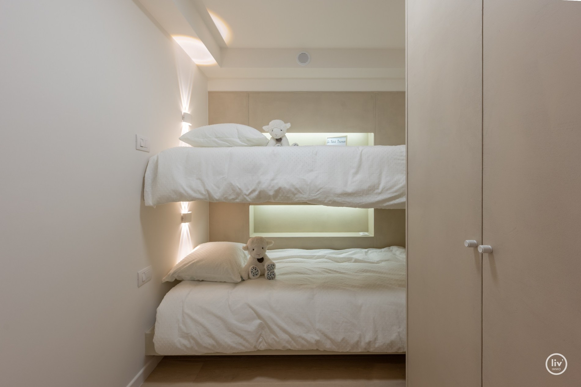 Appartement entièrement rénové et élégant au cœur de Knokke dans la Lippenslaan. 