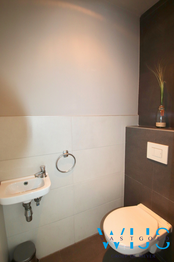 Instapklaar &amp; gezellig 3 slaapkamer appartement in hartje Zelzate! 