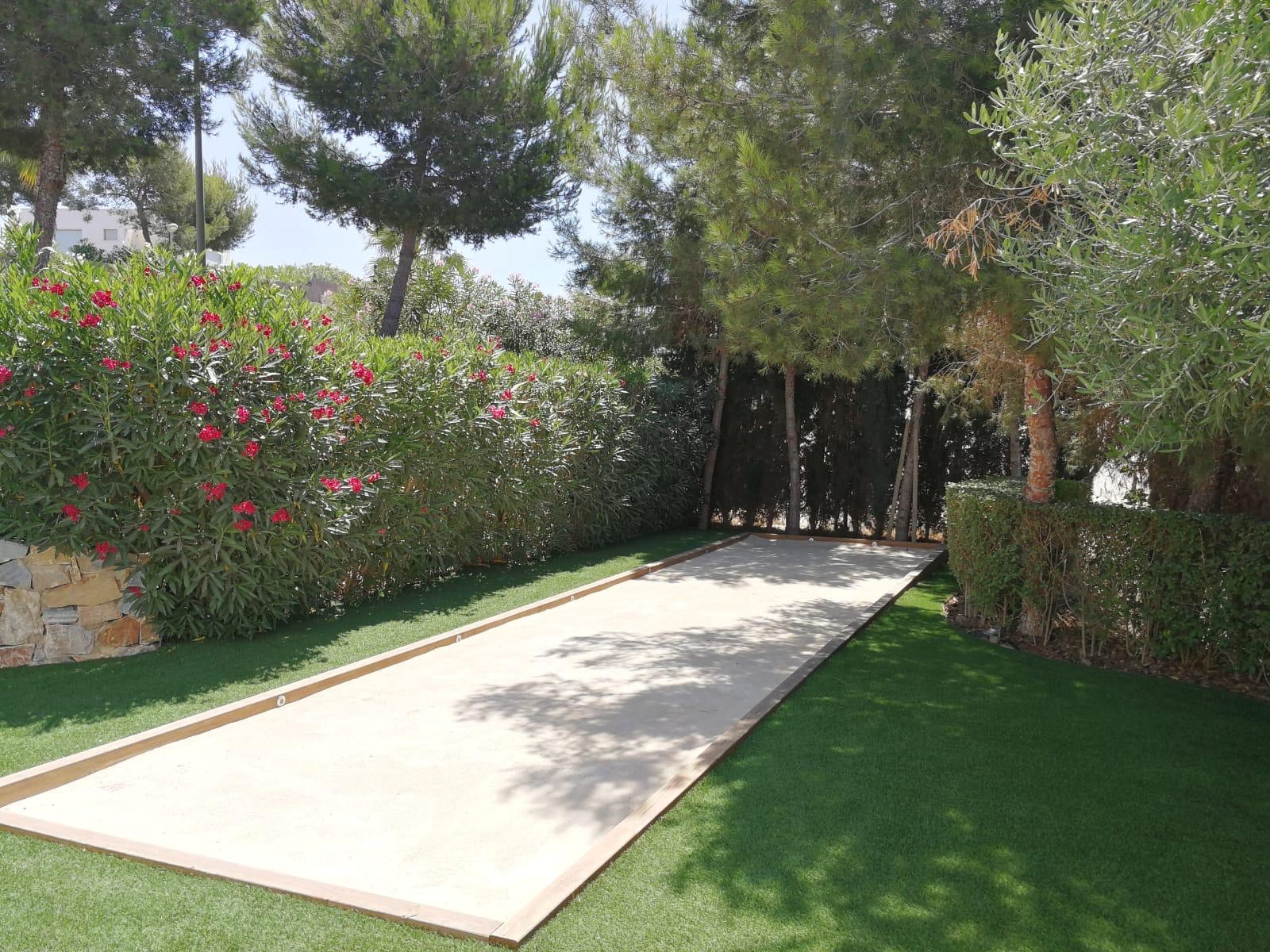 Bienvenue dans la Communauté Adelfa, une oasis exclusive au cœur du Las Colinas Golf &amp; Country Club. Ici, vous pourrez profiter de la nature préservée et du climat agréable du sud-est de l'Espagne 