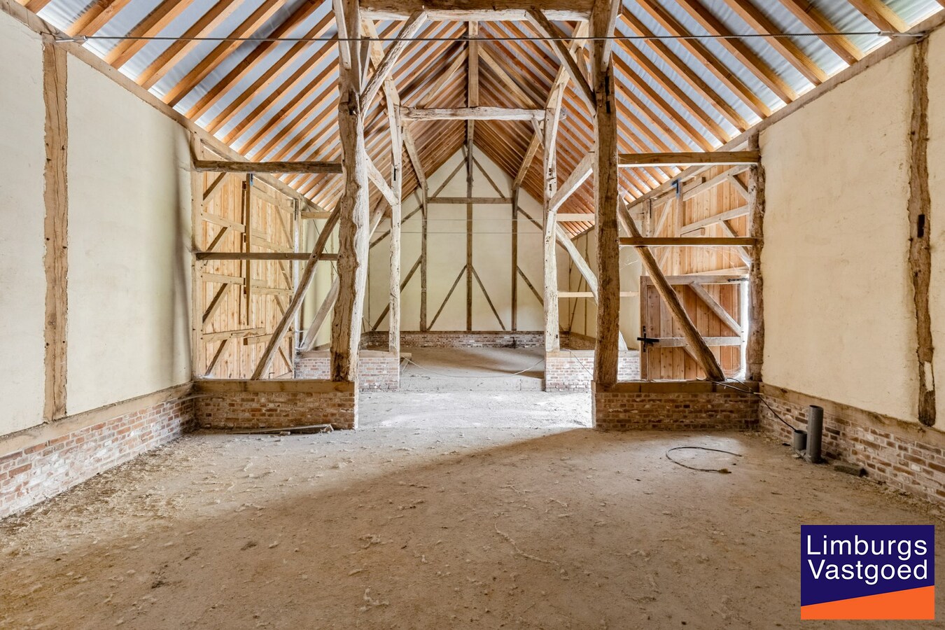 UNIEKE VIERKANTSHOEVE met paardenstallen op 7,34 hectare met vergunning voor zwembad en poolhouse 