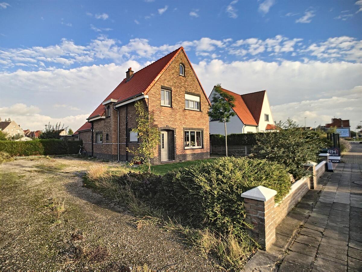 Goed gelegen alleenstaande woning op groot perceel van 828m²- Heist 