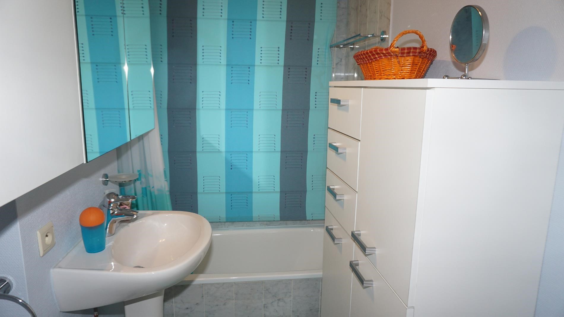 APP. MEUBLE - 2 CHAMBRES A COUCHER - BELLE VUE SUR LE PORT 