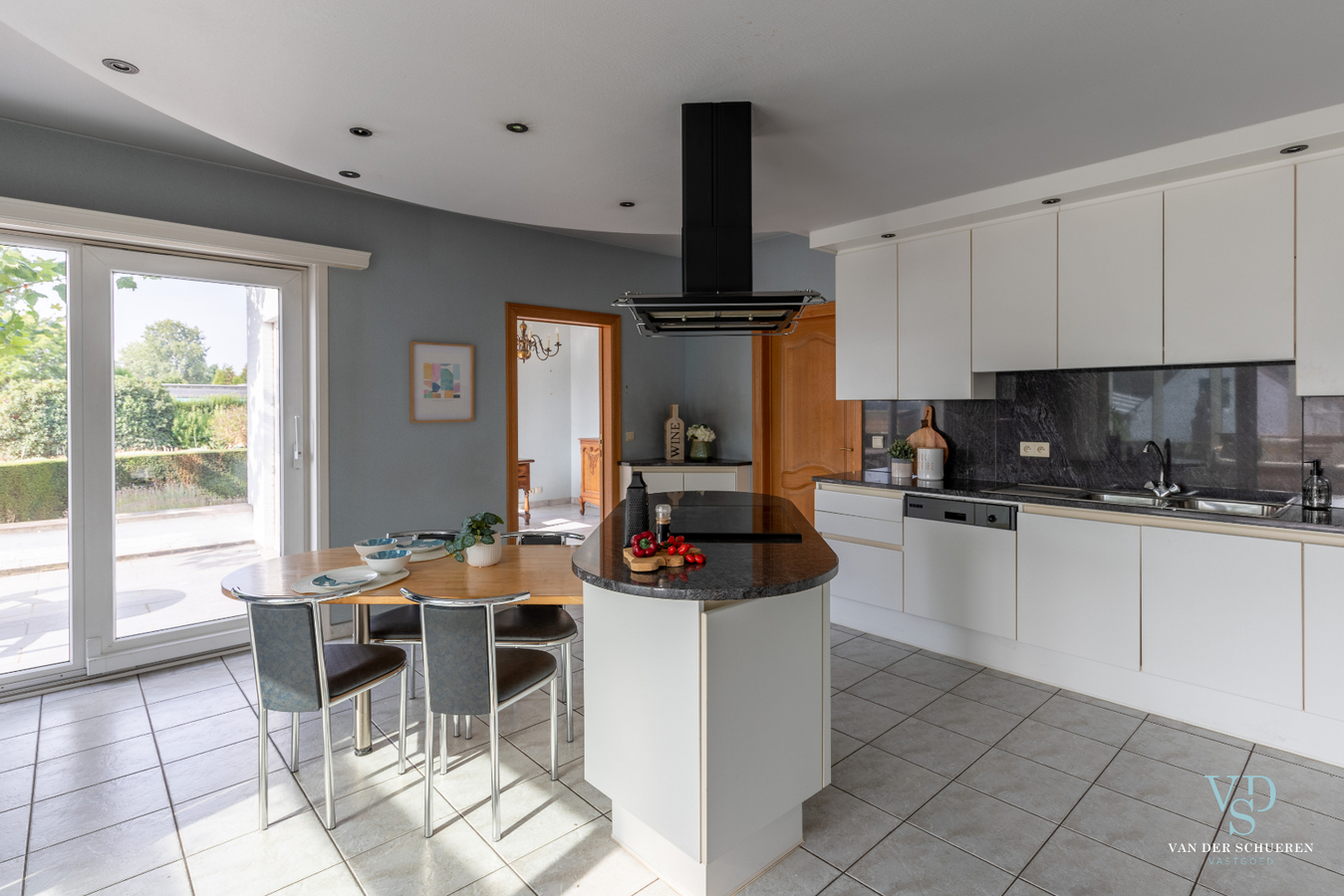 Lichtrijke, stijlvolle villa  (EPC van 254 !). 