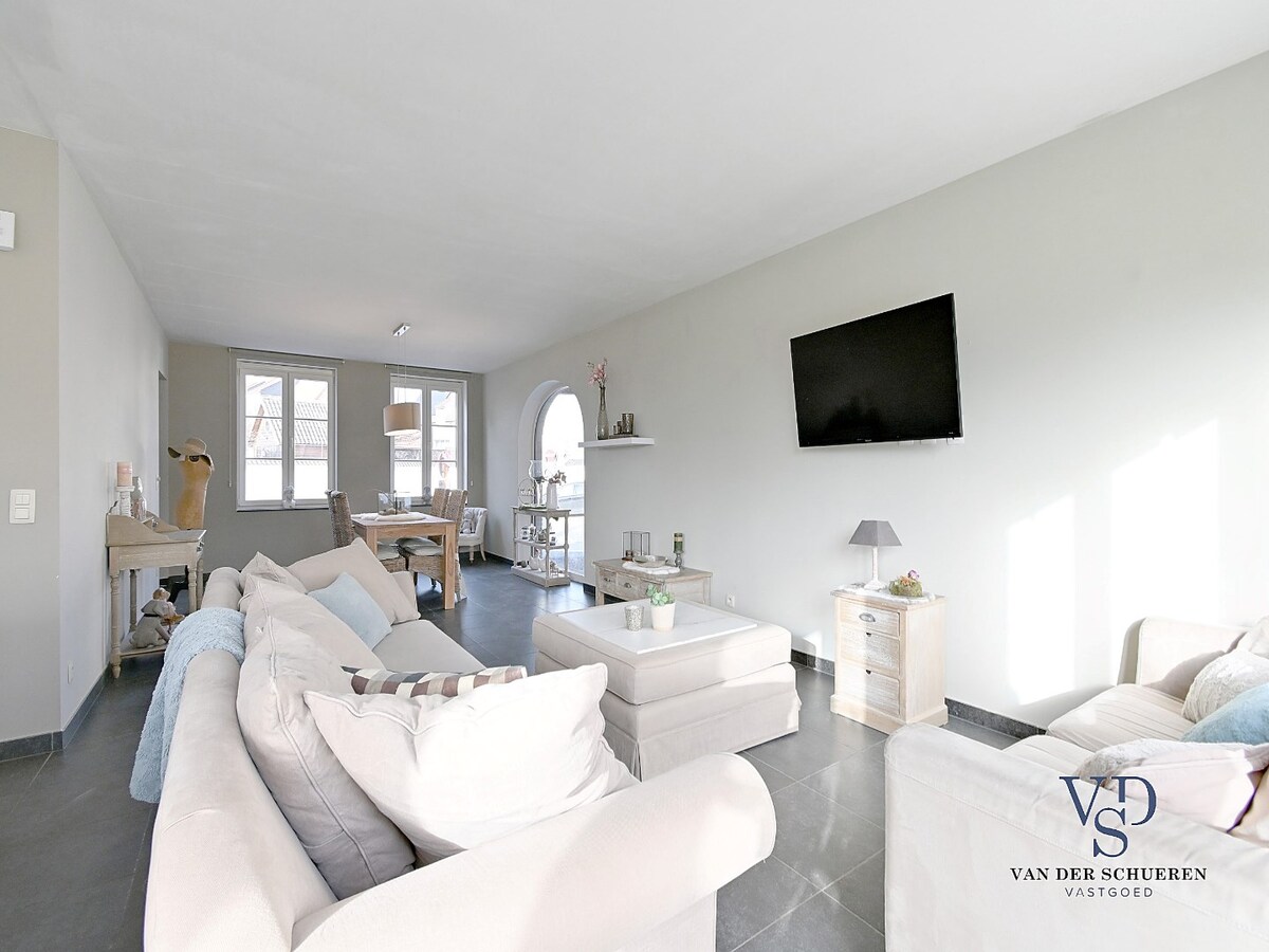 Recente pastorijwoning in hartje Dikkelvenne. 