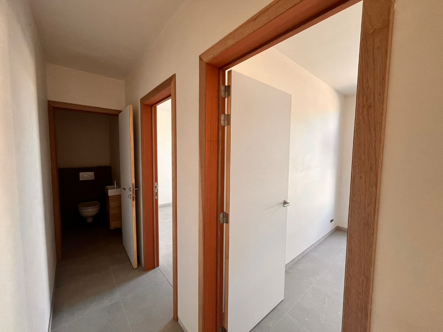 Afgewerkte woning met 2 slaapkamers &amp; ruim zonnig terras en tuin + autostaanplaats en berging 