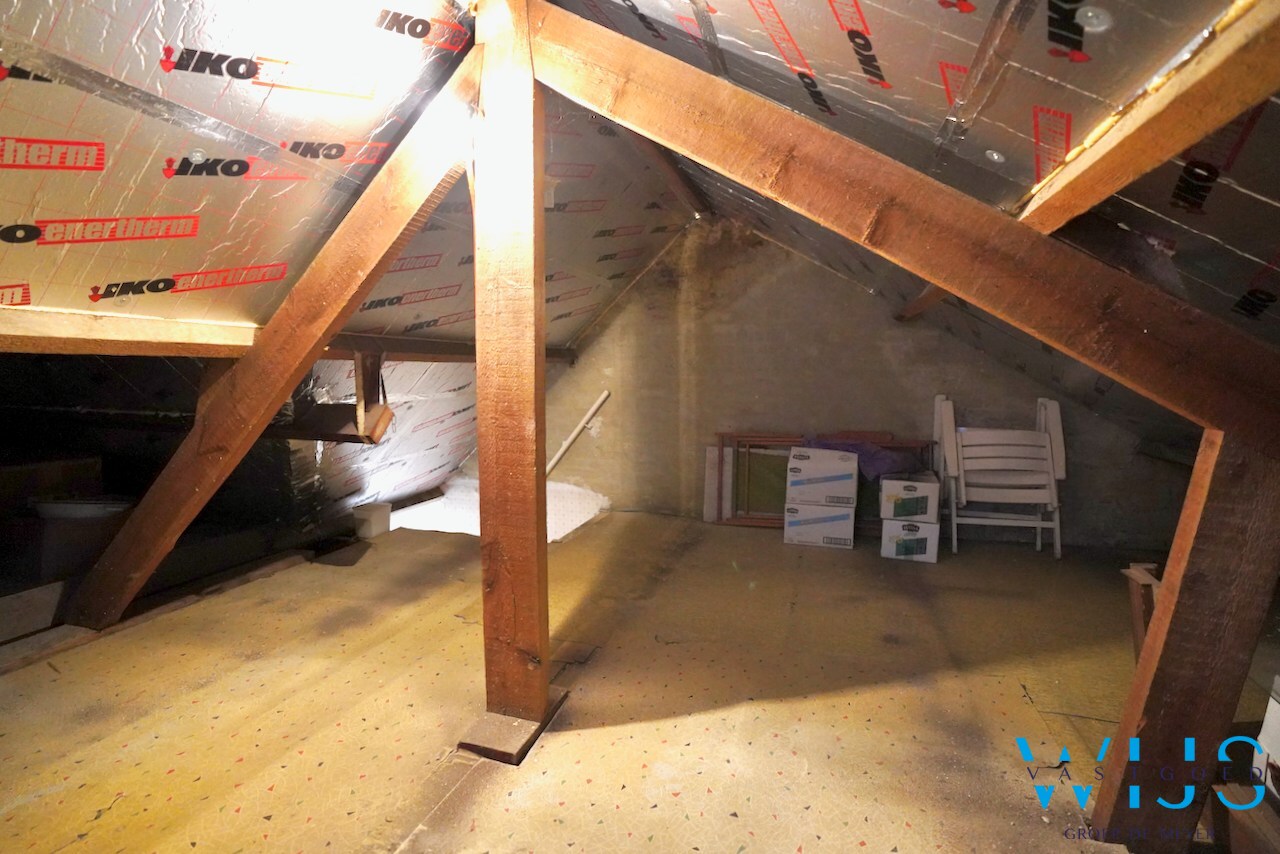 Halfopen bebouwing met vernieuwd dak en topligging in hartje Evergem ! 