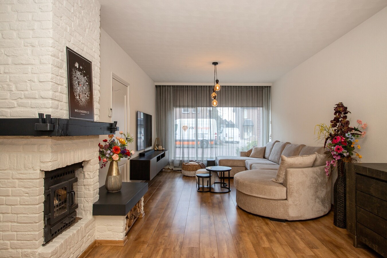 Welkom in deze verrassend ruime en charmante hoekwoning nabij het centrum van Reusel! 