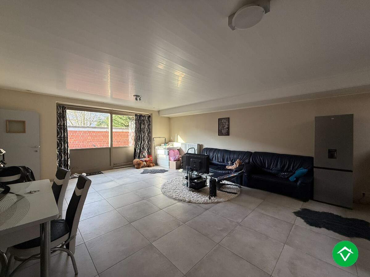 Gelijkvloers appartement met twee slaapkamers en terras te Roeselare 