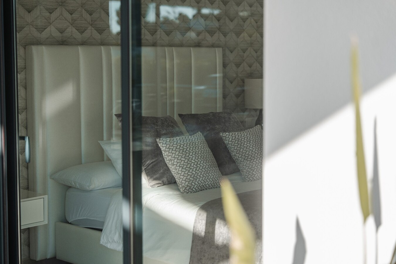 Deze uitzonderlijke villa biedt een unieke combinatie van luxe, volledige privacy en een prachtige zuidoriëntatie in het gegeerde Solpark. 