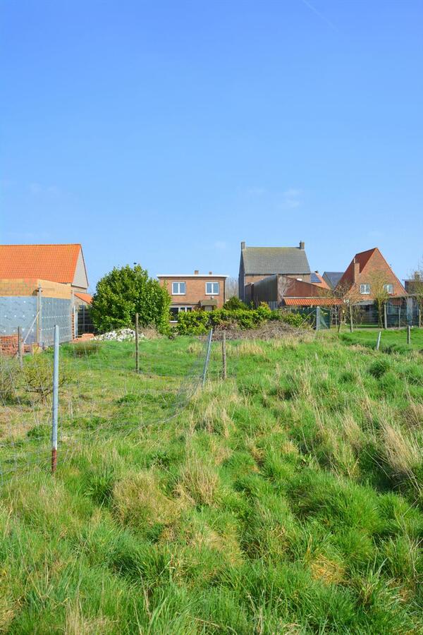 Op te knappen vrijstaande woning 