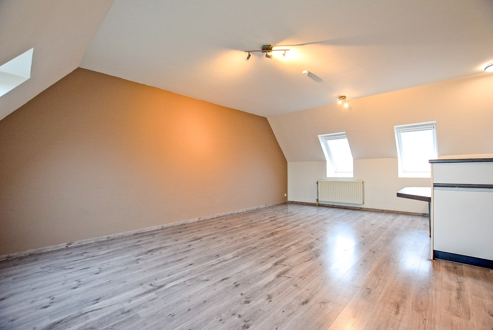 Instapklaar lichtrijk dakappartement in hartje Veurne (61m²) 