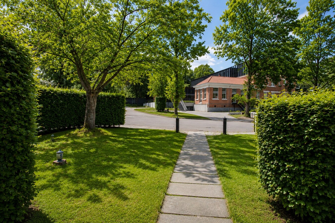 Uitzonderlijk opbrengsteigendom met 5 entiteiten, ruime zuidgerichte tuin en sterke investeringsopportuniteit in rustige groene woonomgeving te Sint-Niklaas! 