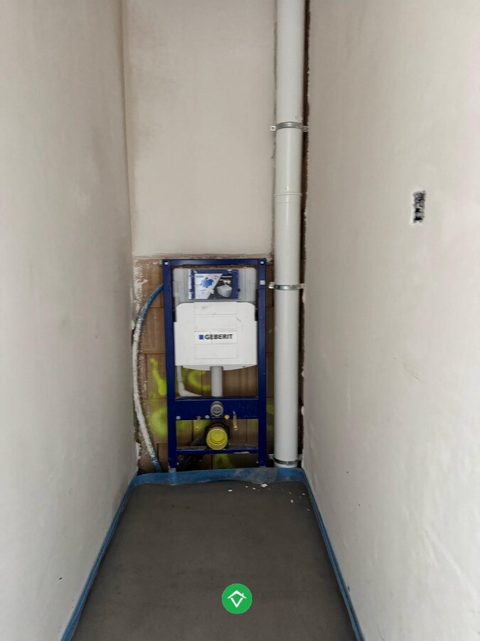 Halfopen nieuwbouwwoning met drie slaapkamers en carport in Moere 