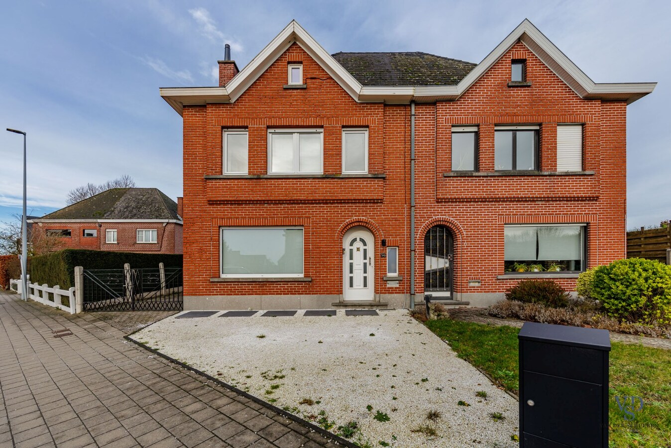 Ruime, deels gerenoveerde Half Open Bebouwing 