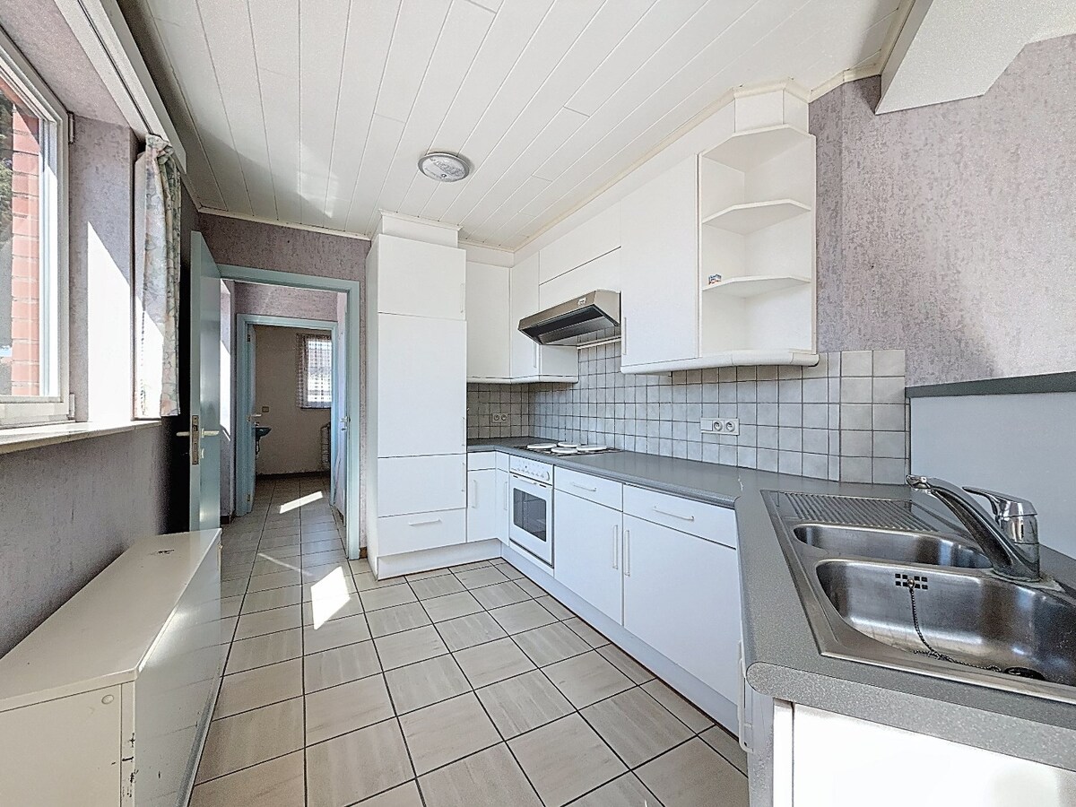 Te renoveren woning met garage en tuin nabij centrum Zottegem 