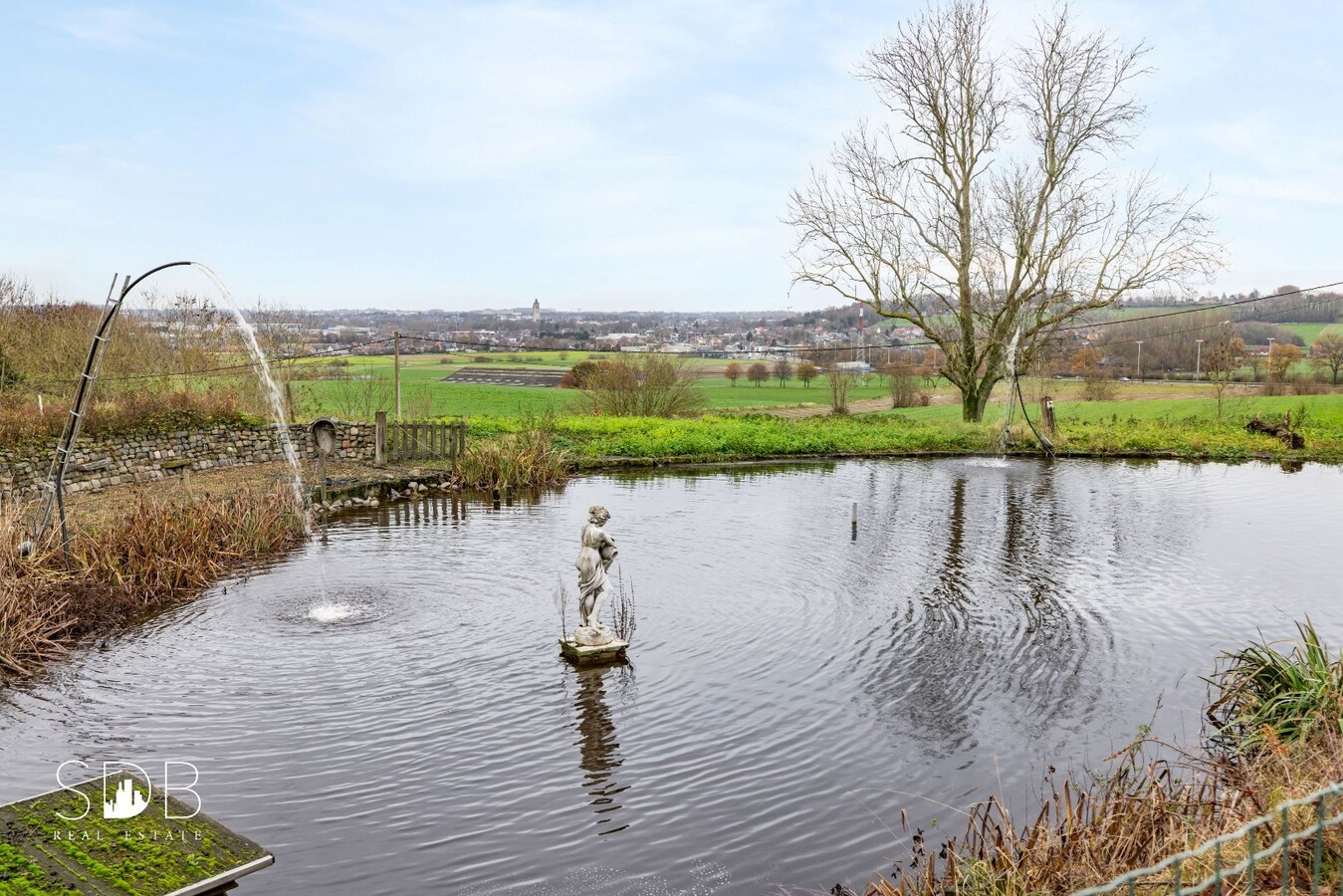 Authentieke hoeve met bijgebouwen met graslanden op circa 8.750m² 