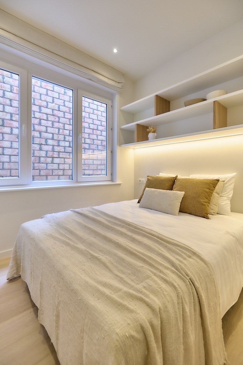 Appartement entièrement rénové avec 4 chambres, situé au centre de Knokke, près de l'avenue Dumortier, avec vue latérale sur la mer. 