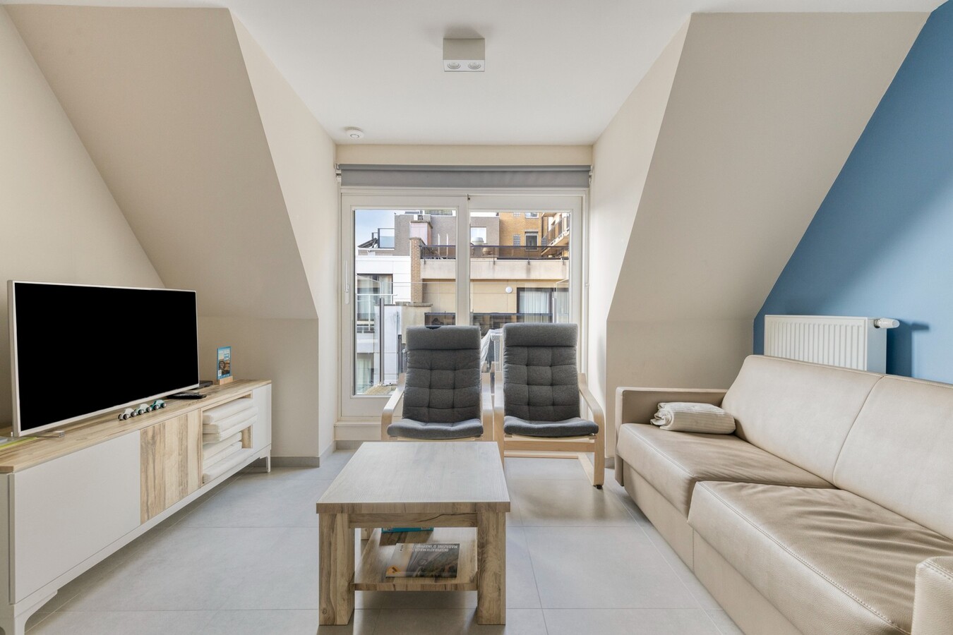 Appartement à la déco moderne situé au 5e étage, rue Ankerweg, à La Panne : un point de départ idéal pour profiter pleinement de la vie au bord de la mer. 