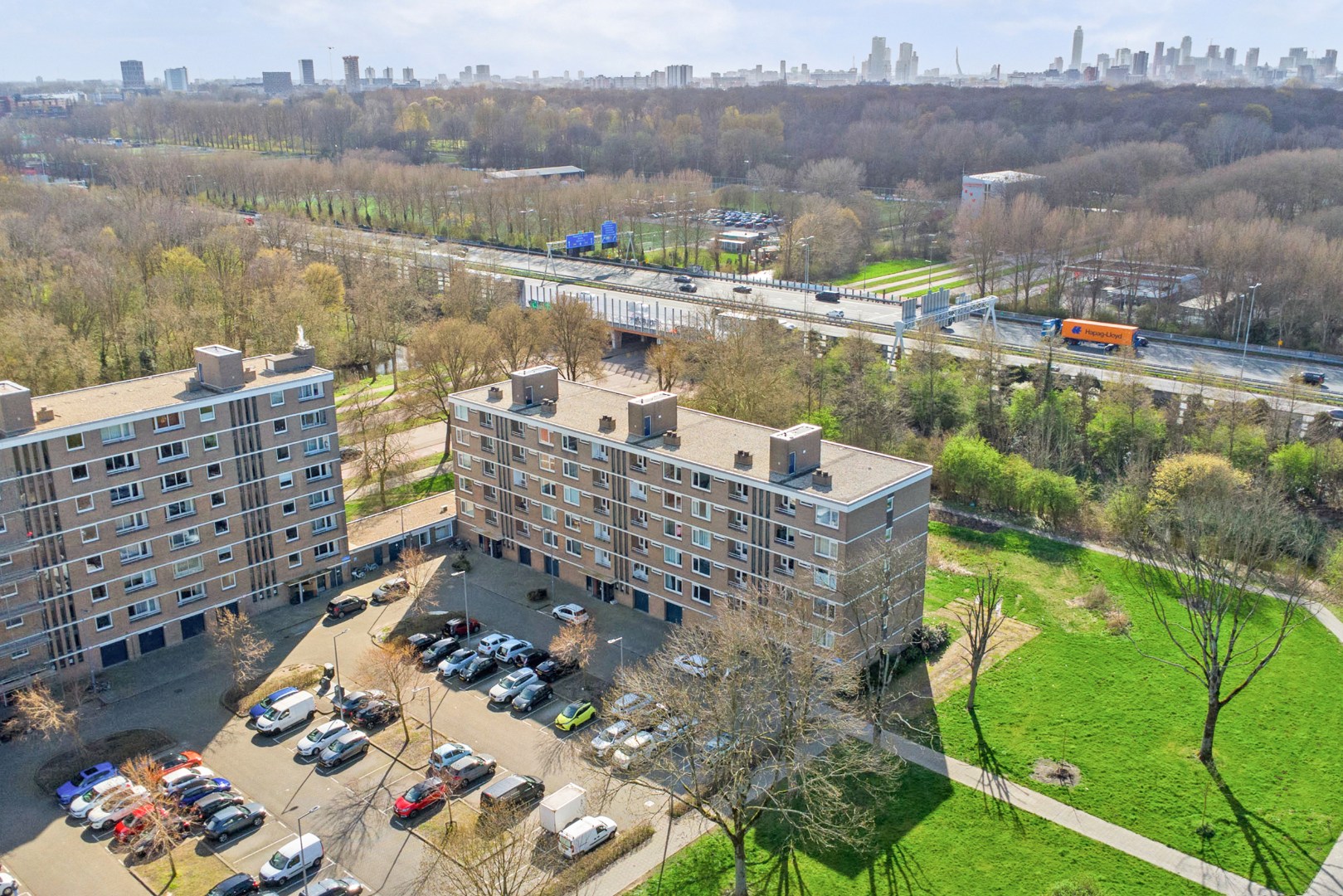 Zonder klussen te betrekken, instapklaar 3-(voorheen 4) kamer appartement met moderne keuken en badkamer, 2 balkons, berging in de onderbouw en gelegen op eigen grond! 