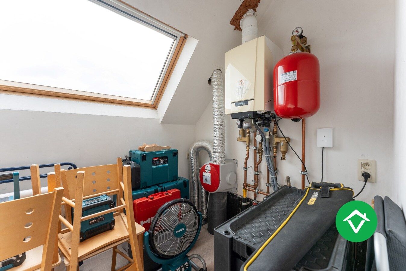 Instapklare, recente woning (2018) met 4 slaapkamers en garage in hartje Koekelare. 