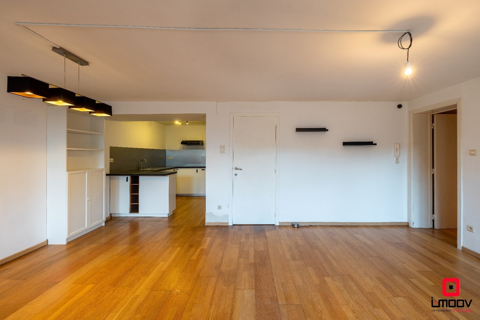 Instapklaar, lichtrijk tweeslaapkamer souterrain-appartement met groot terras &amp; garagebox in topligging – Patijntjestraat Gent 