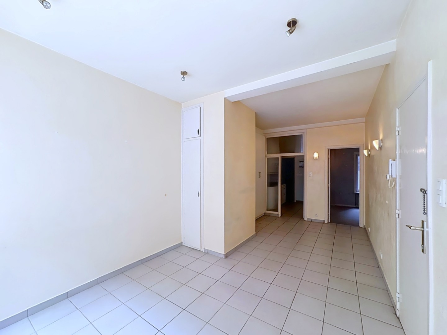 Prima gelegen appartement met volwaardige slaapkamer en slaaphoek 