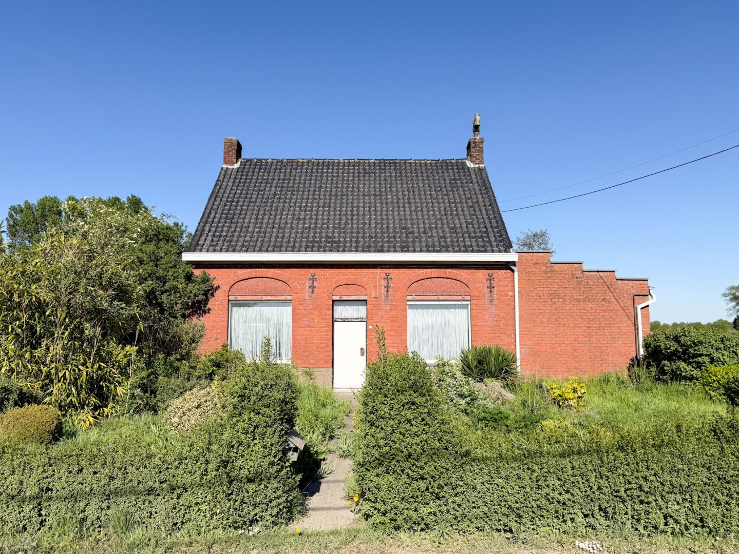 Landelijke hoeve-woning op ruim perceel, met weide en stallingen. 