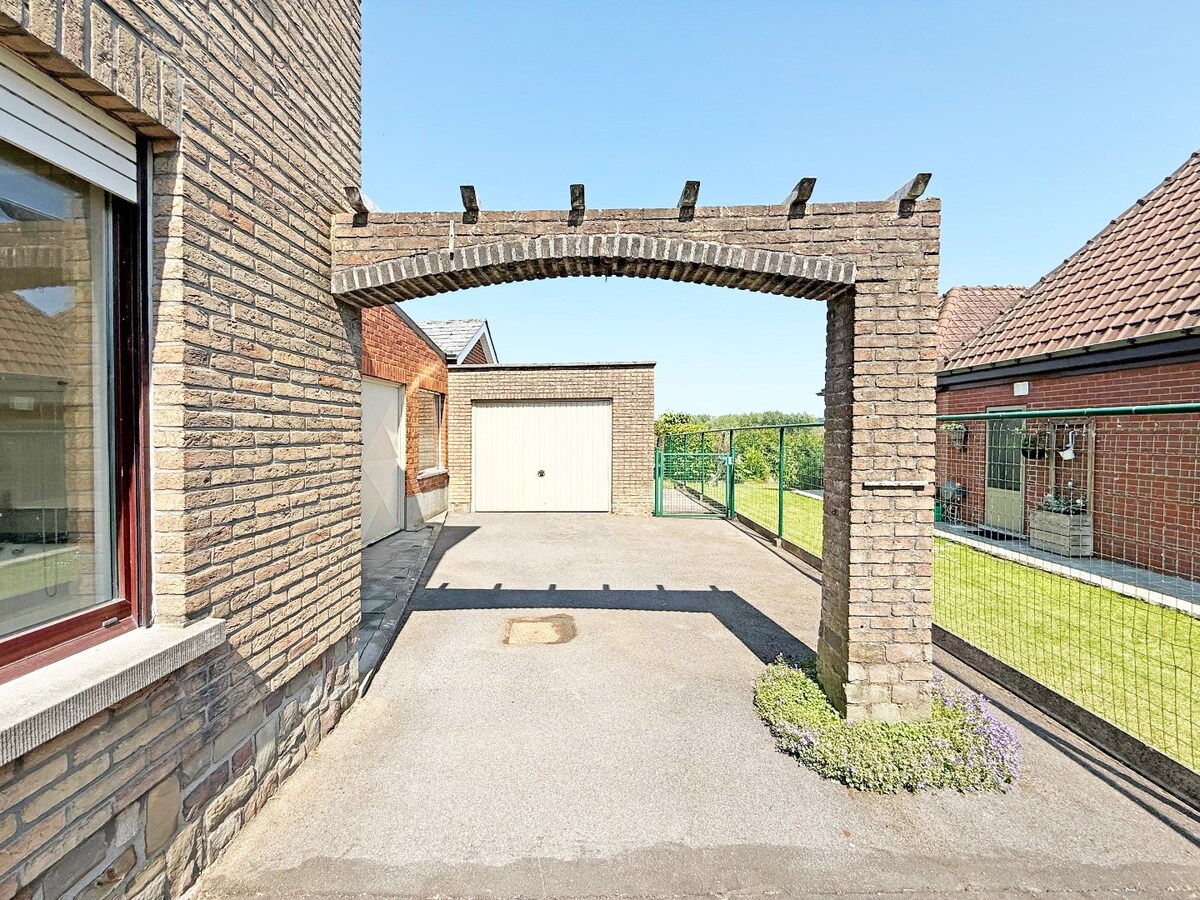 Ruime, te renoveren OB met garage te Zottegem 