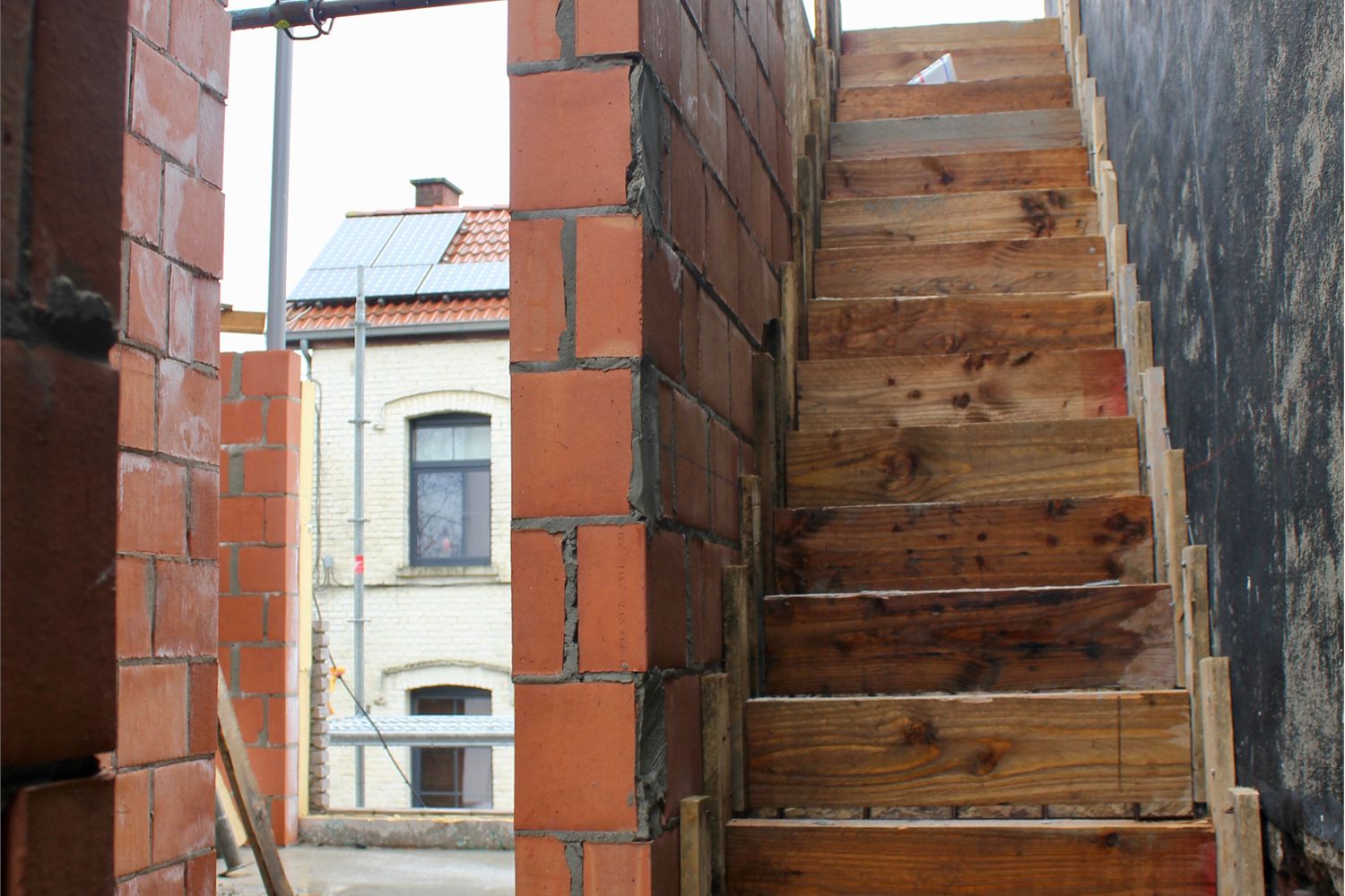 Af te werken woning op perfecte ligging 