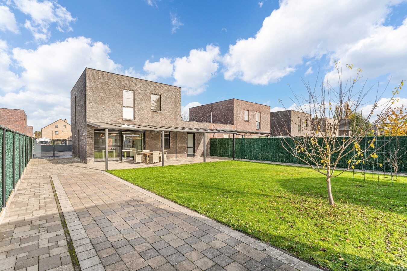 Duurzame gezinswoning met hedendaags energiecomfort, 3 slpk, ruim terras, tuin en achterliggende garage,. 