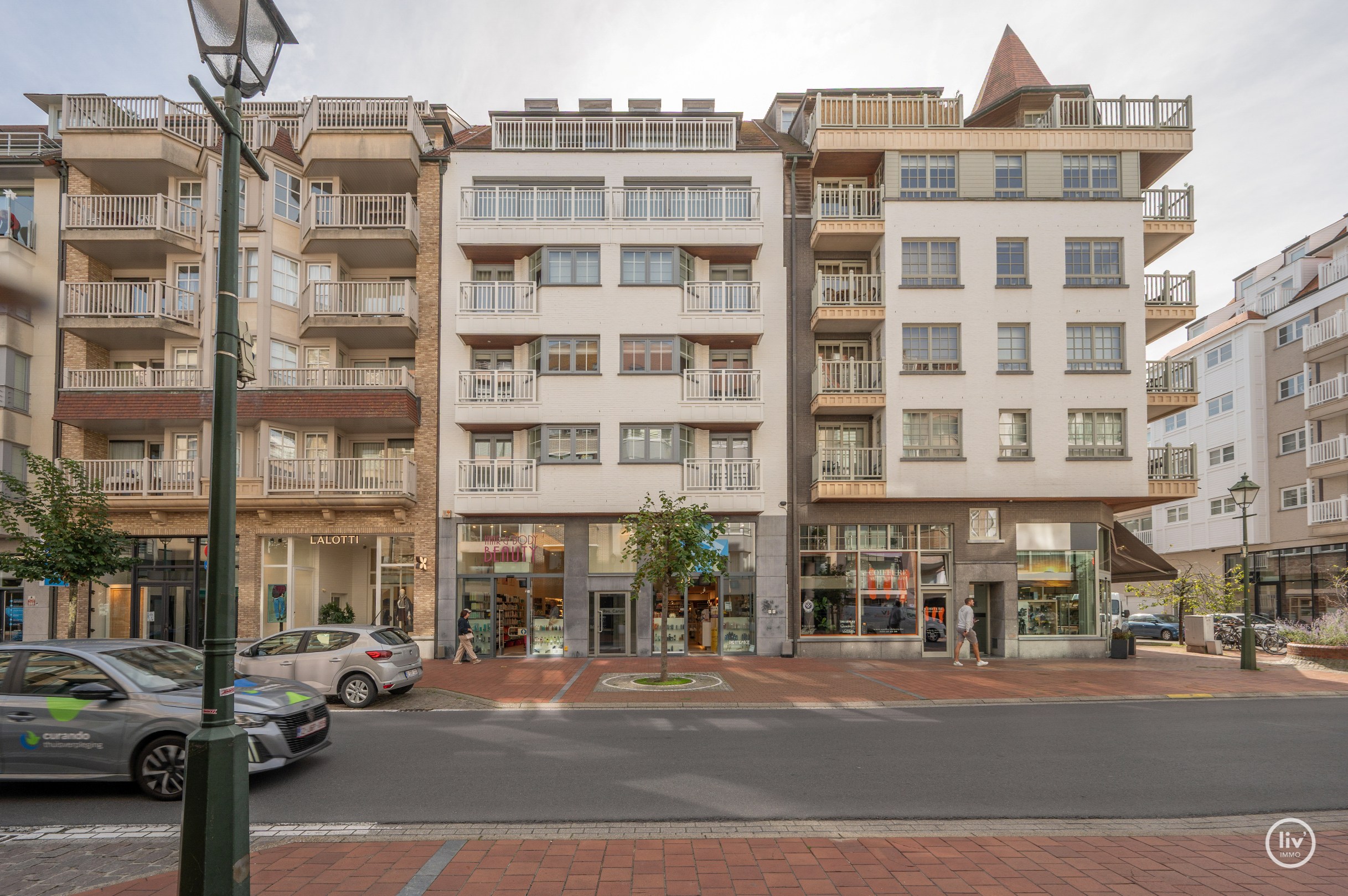 Appartement exceptionnellement spacieux avec une largeur de façade exceptionnelle et une superficie totale de 163 m², idéalement situé sur l'avenue Dumortier à Knokke. 