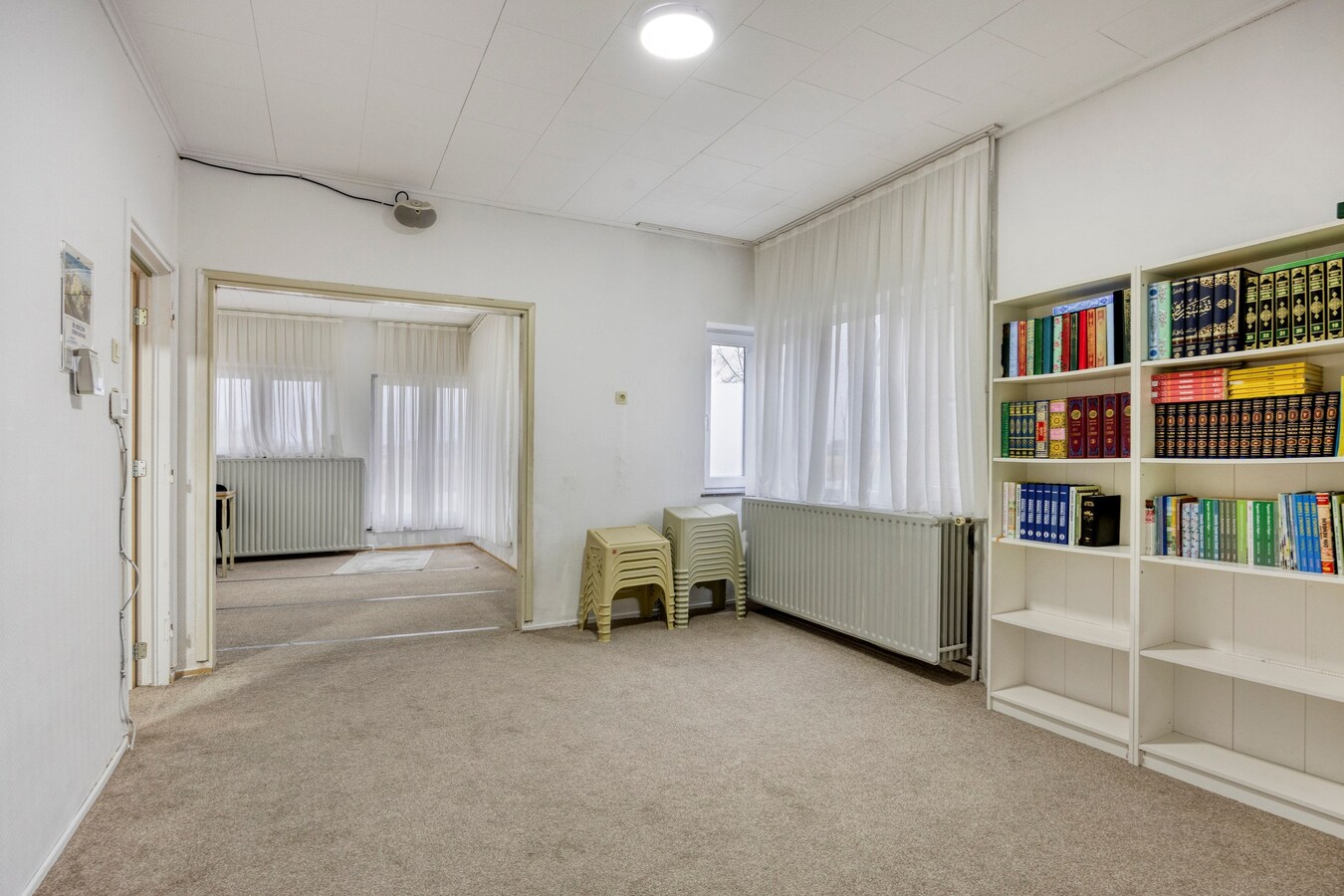 Woning met vergunde loods (300 m² x 2) en bijgebouw (50,50 m²). 