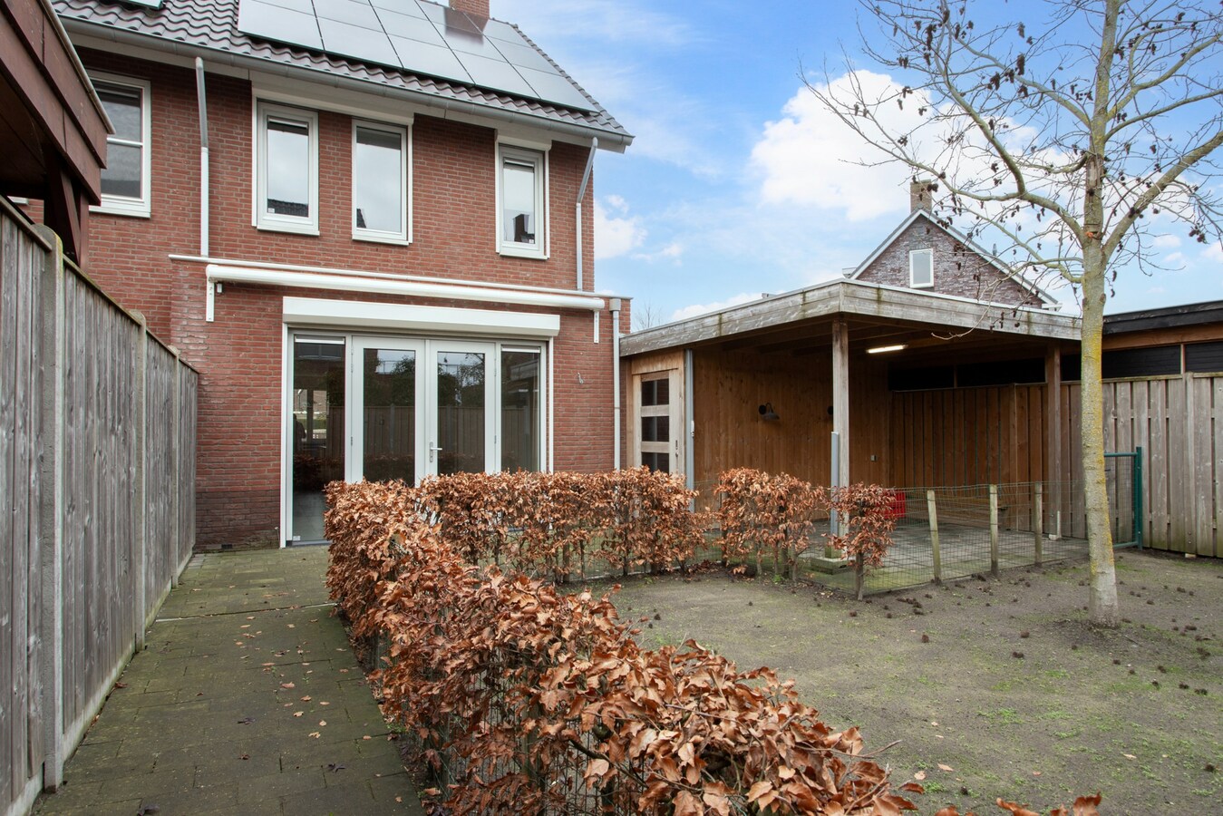 Moderne hoekwoning uit 2016 gelegen in een jonge en kindvriendelijke woonwijk in Lage Mierde. 