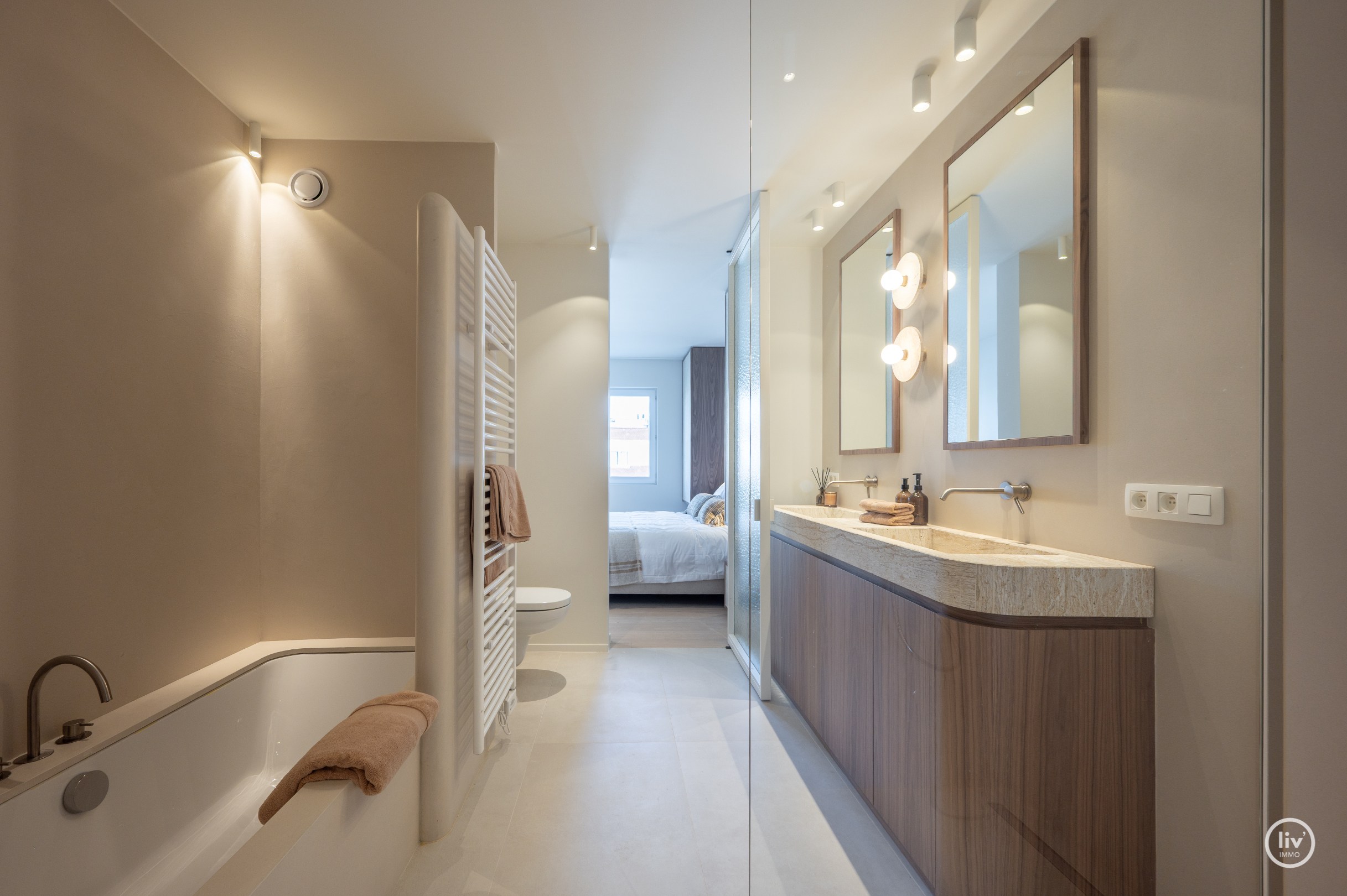 Zeer luxueus gerenoveerd 4 slaapkamer hoekappartement ideaal gelegen te Duinbergen genietend van zeezicht. 