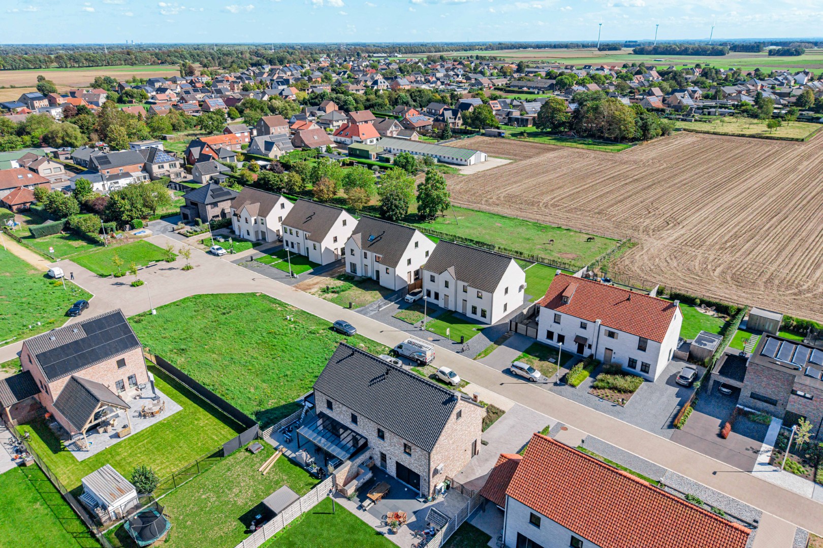 Nieuwbouw-woning in landelijke stijl met 3 slpk op 3 a 82 ca. 